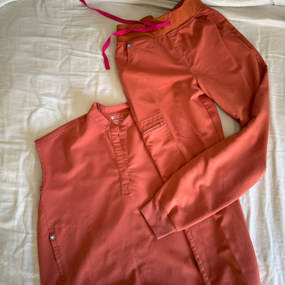 FIGS Limied Edition Women's Peach Set with Jogger Scrub Pants Sz S and Top XS